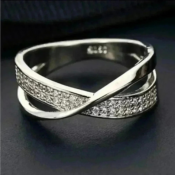 Beautiful Womens Ring   - Picture 2 of 7